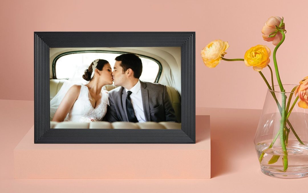 This Digital Frame is the Gift That Keeps on Giving